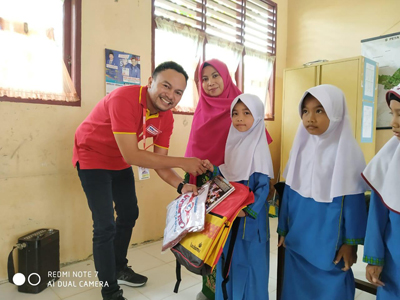 Donasi Sedekah Konsumen Alfamart, Murid SDN 18 Tualang Terima Seragam dan Tas Sekolah